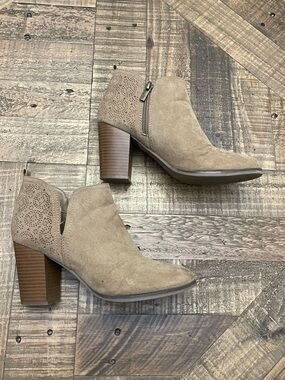 Parker and Sky taupe faux suede ankle boots size 8